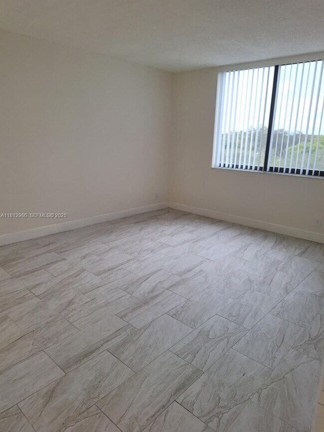 Building Photo - 901 Hillcrest Dr