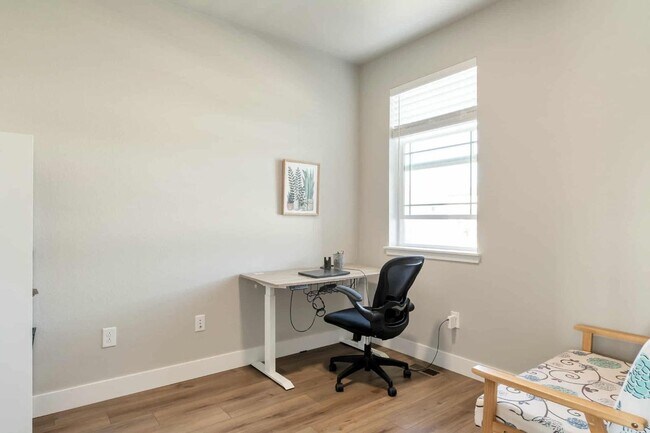 Building Photo - Spacious 3 bed 3 bath 2-story comfortable ...