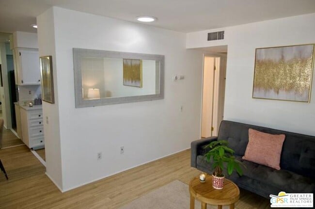 Building Photo - 1533 Sunflower Ct N