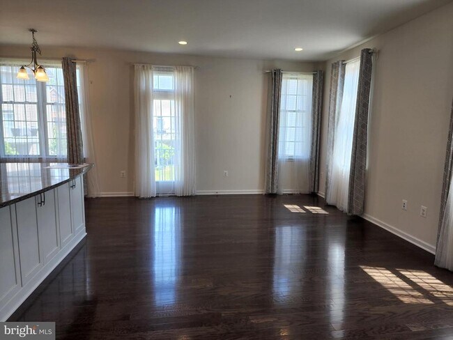 Building Photo - 25020 Cambridge Hl Ter