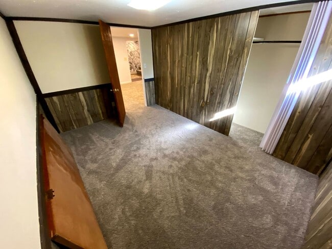 Building Photo - 4 Bedroom 1.5 Bath House with Washer and D...