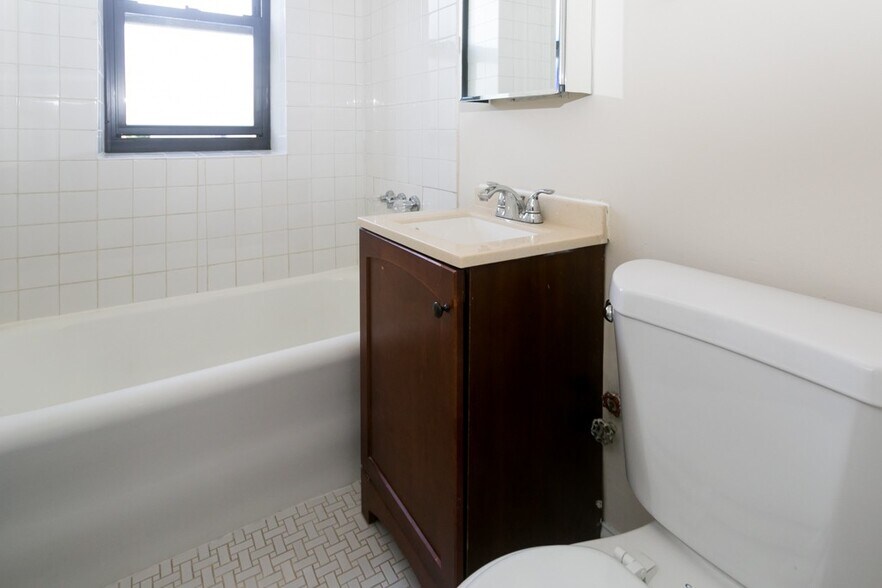 Building Photo - 4644 N Paulina St