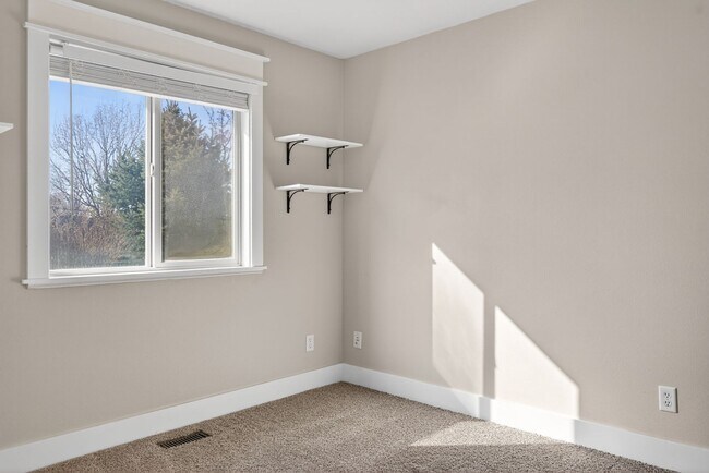 Building Photo - Spacious Home in Quiet Star Cul-de-Sac with Large Yard