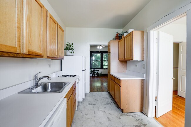 Building Photo - Sun-drenched Roscoe Village