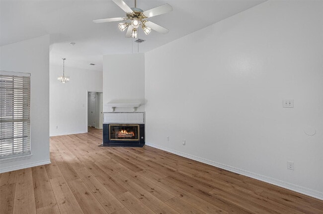 Building Photo - "Cozy Charm Awaits: 3-Bedroom Home with Fireplace in Bossier City!"