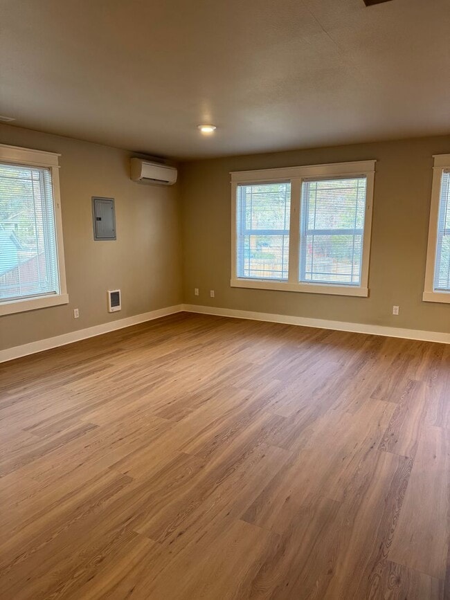 Building Photo - Cute and Modern Studio in Downtown Bend