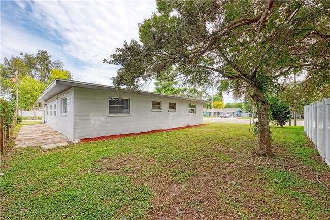 Building Photo - MOVE IN TO THIS SARASOTA HOME NOW WITH ZER...