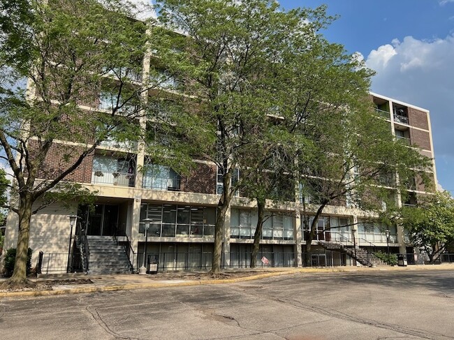 Building Photo - 1043 S York Rd