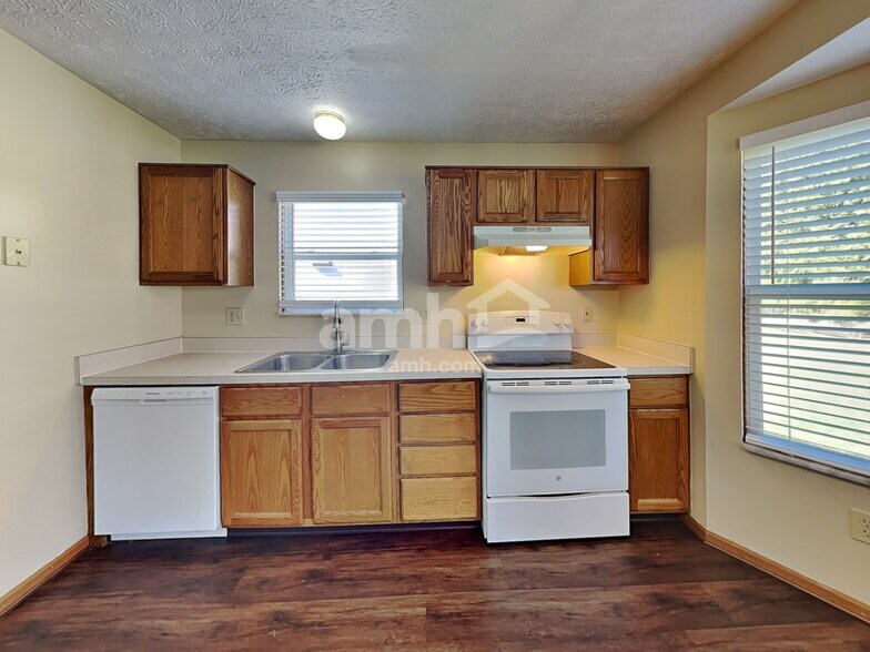 Building Photo - 1960 Queens Meadow Ln