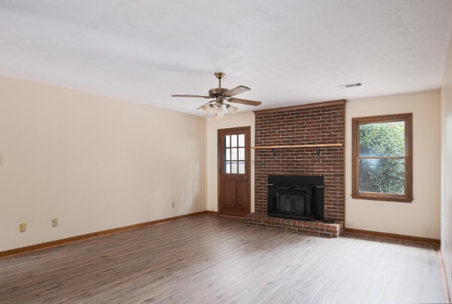 Building Photo - 1190 Duncan Rd