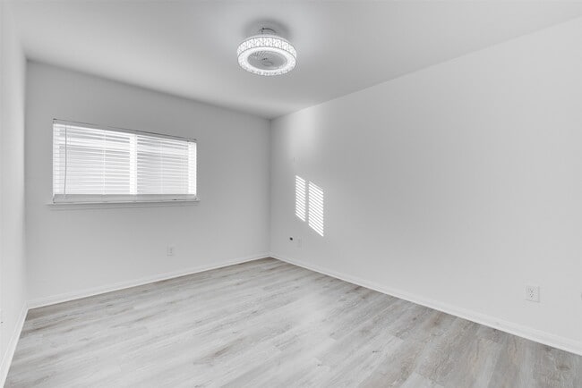 Building Photo - 2410 Lakecrest Town Dr