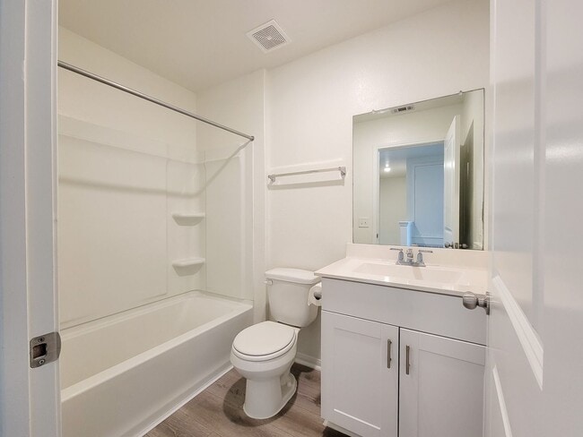 Building Photo - Beautiful 4 bedroom 2.5 bath home with gra...