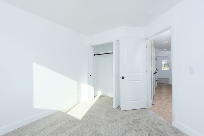 Building Photo - Spacious Vernal Home in Desirable Location