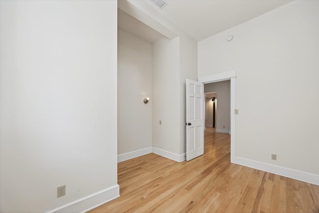 Building Photo - 114 E 6th St