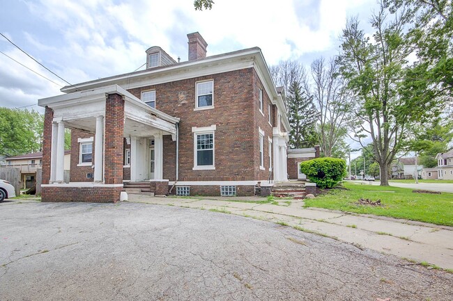 Building Photo - 4 Bed Stately Home