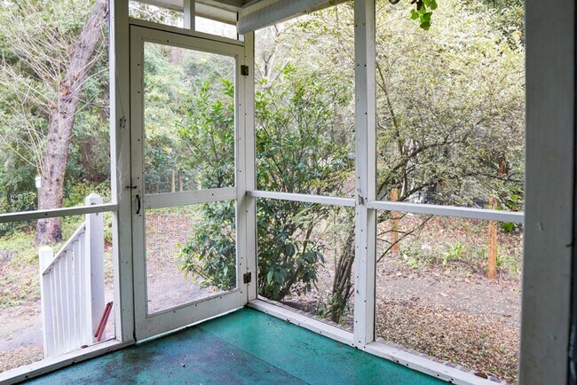 Building Photo - Two Bedroom Townhome!