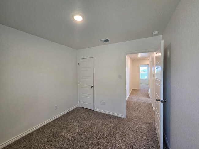 Building Photo - RENT SPECIAL - AVAILABLE NOW!
