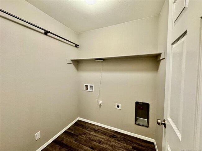 Building Photo - 4 bed/2 bath newer construction in prime location in Claremore!