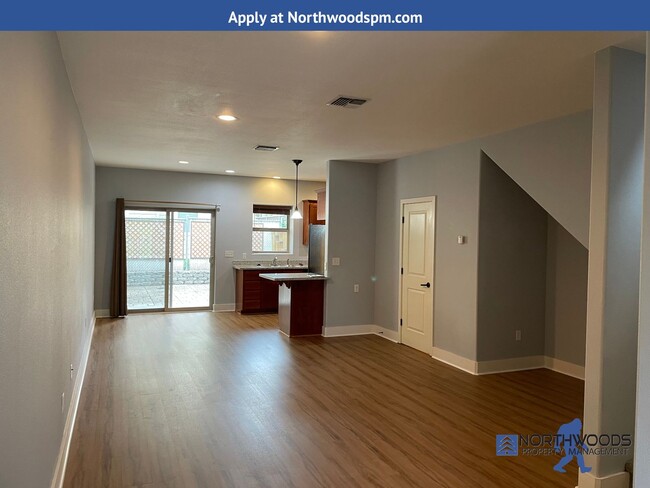 Building Photo - Very Nice 2 Bedroom 2.5 Bath 2 Story Townh...