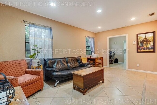 Building Photo - Very cute 2/1 home available for rent