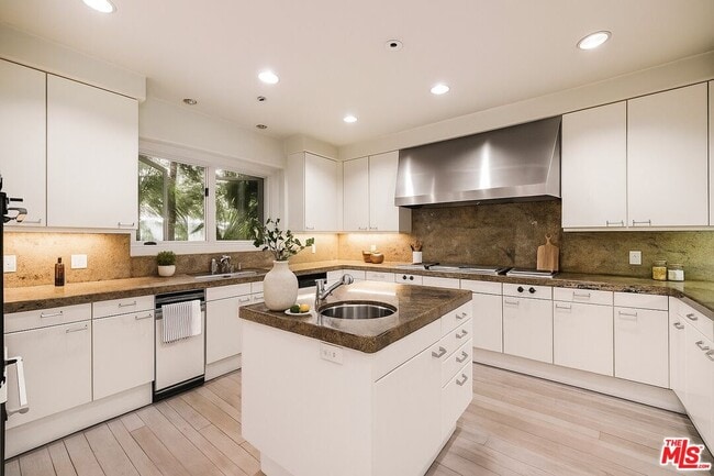 Building Photo - 1136 Calle Vista Dr