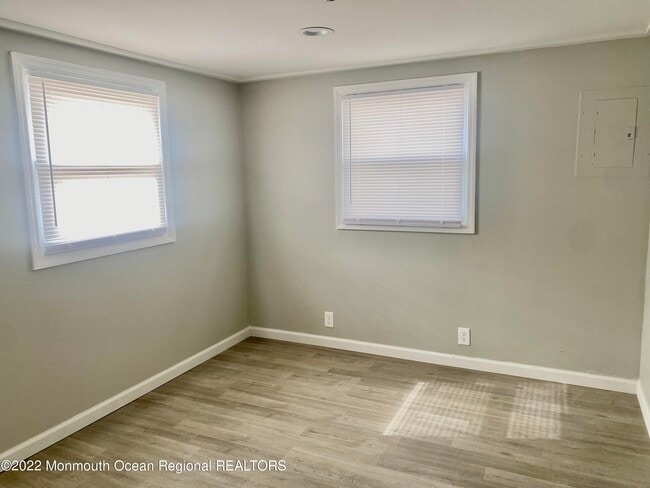 Building Photo - 209 Pine Dr
