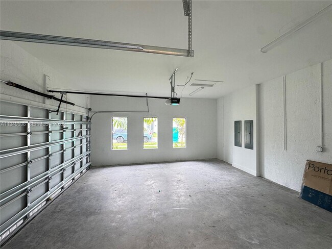 Building Photo - 19670 NE 14th Ct