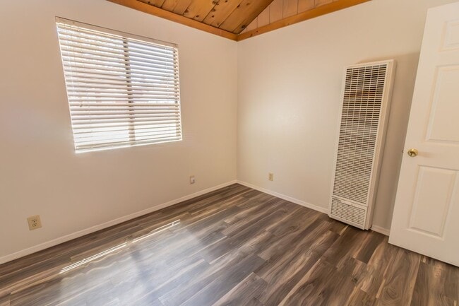 Building Photo - Cozy Home for Rent in Big Bear City
