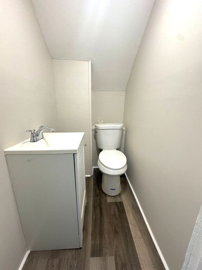 Building Photo - Roomy 3-Bedroom Home with Big Yard!