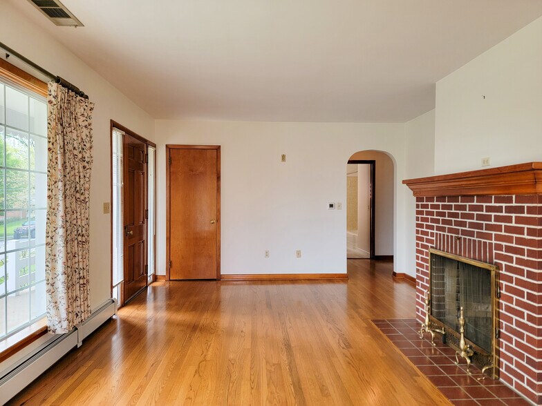 Building Photo - 137 N Hoover St
