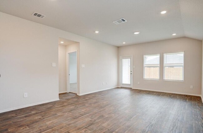 Building Photo - 121 Roanwood Dr