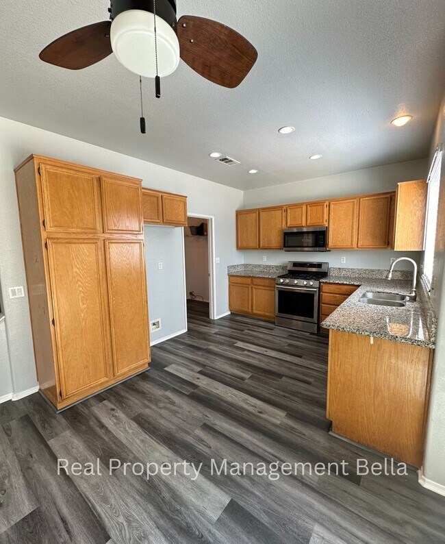 Building Photo - 3 Bed 3 Bath Perris Home w/ Office Space & Community Pool
