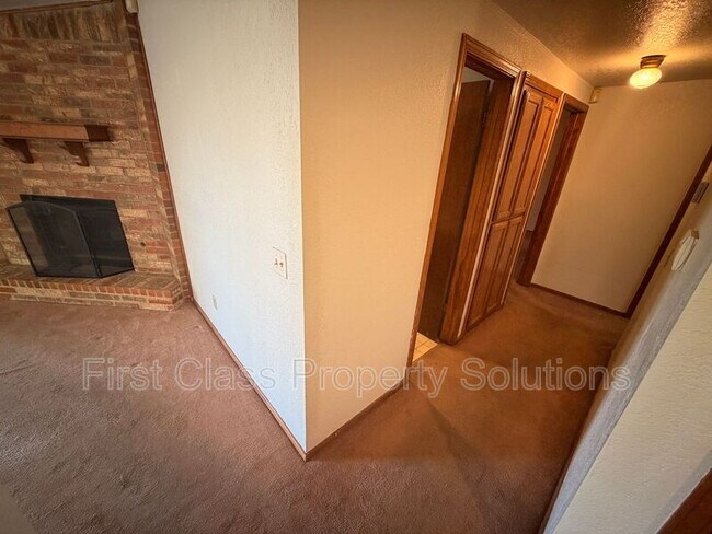 Building Photo - 8613 E Parkridge Dr