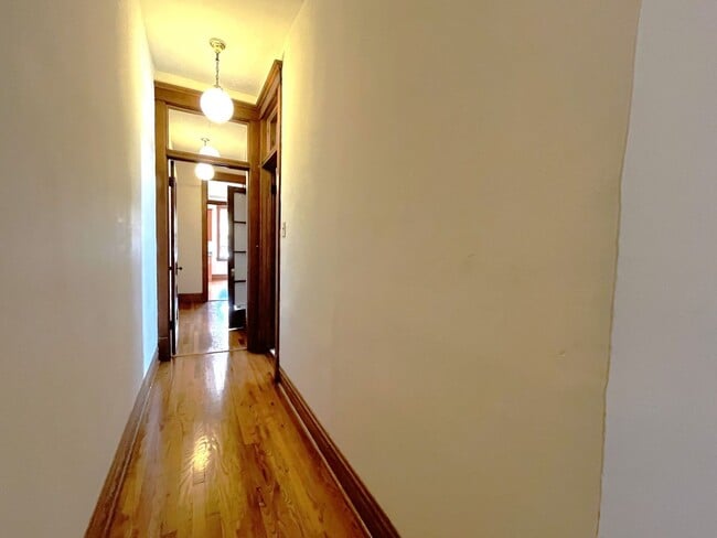 Building Photo - 1417 W Belle Plaine Ave