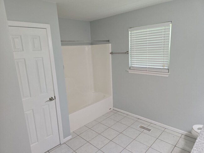 Building Photo - 3 Bed 2bath house off of Hard Scrabble Rd ...
