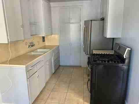 Building Photo - 1037 E Spazier Ave