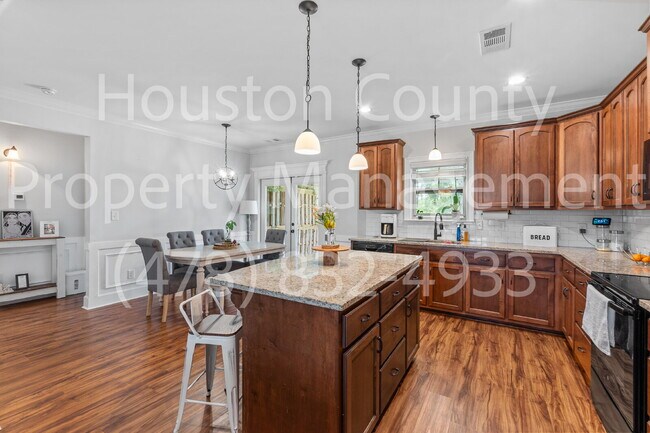 Building Photo - "Charming 3-Bedroom Home with 2 Full Baths...