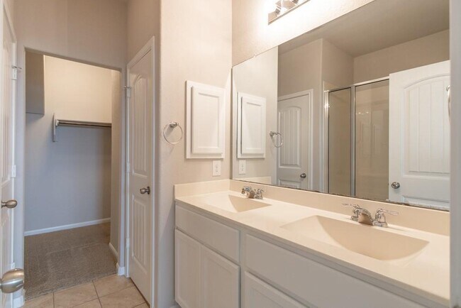 Building Photo - 2880 Donnell Dr