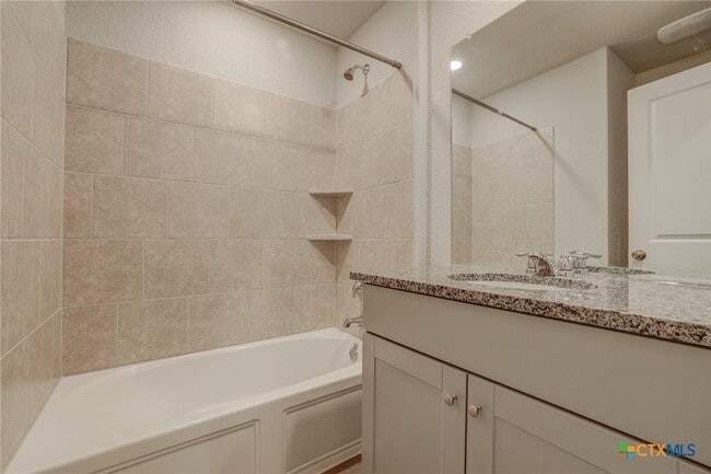 Building Photo - 1945 Redstart