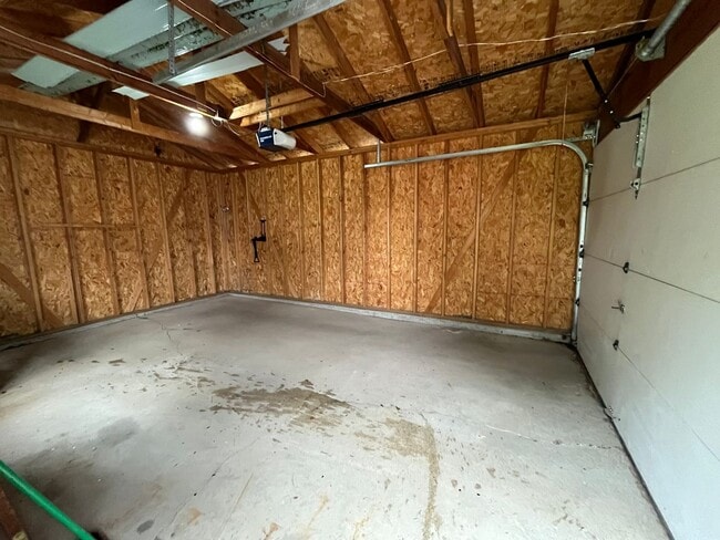 Building Photo - 2 Bed, 1 Bath Single Family House in East ...