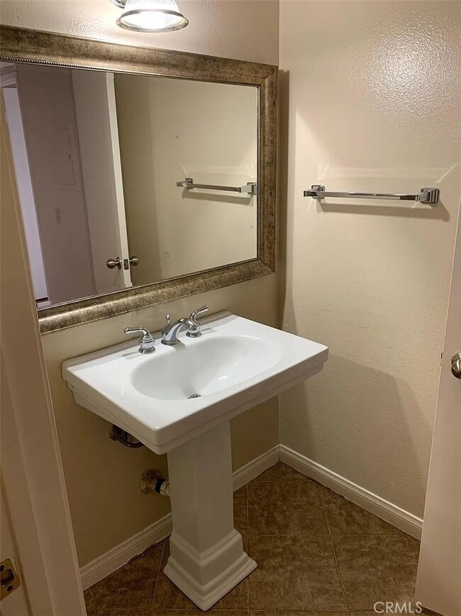 Building Photo - 543 Springbrook N