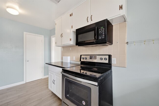 Building Photo - 3428 Bradford St