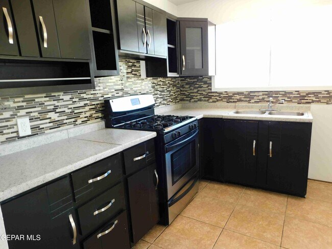 Building Photo - 14930 Karen Kay Dr