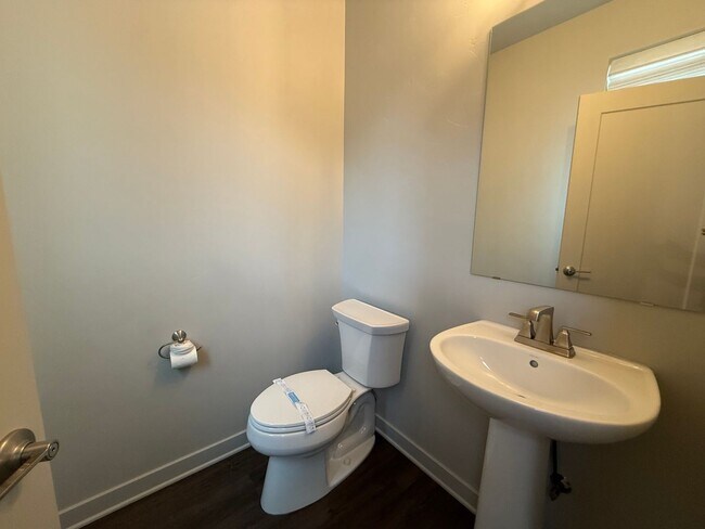 Building Photo - Beautiful 3 Bed/2.5 Bath Townhome - NE Bend