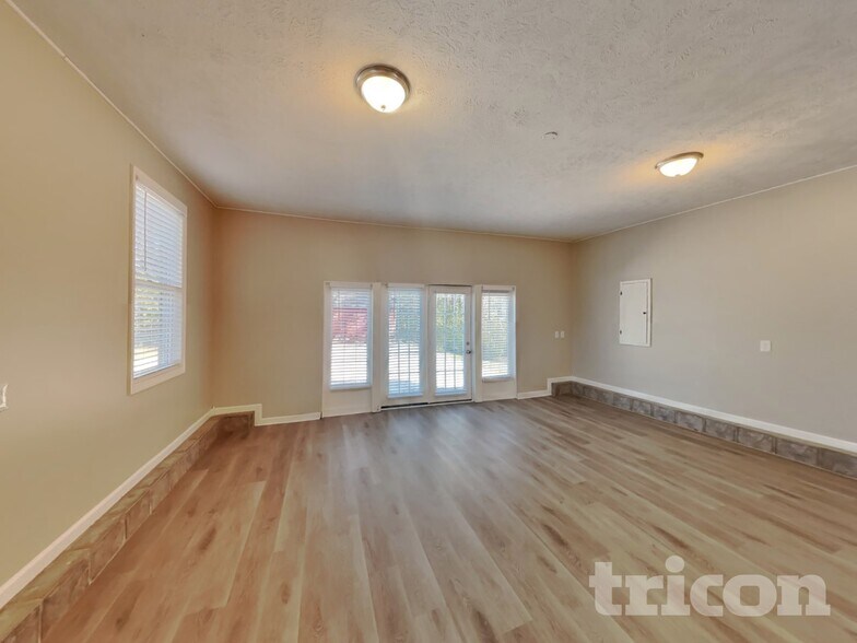 Building Photo - 1918 Cross Creek Dr