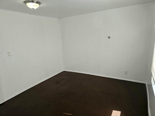Building Photo - Private Guy Room in 5 bedroom 2 bath triplex