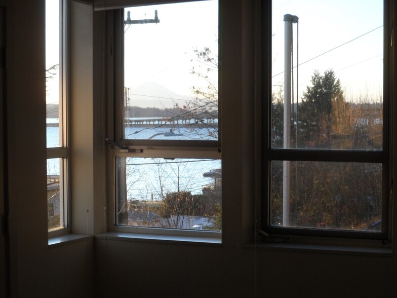 bedroom#1 southeast outlook - 335 Lakeside Ave S