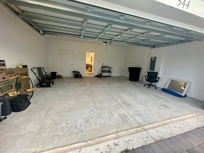 Building Photo - Looking for clean and responsible roommate