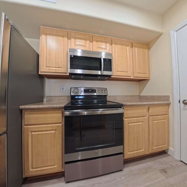 Building Photo - Charming 2nd Floor Unit In Gated Community!