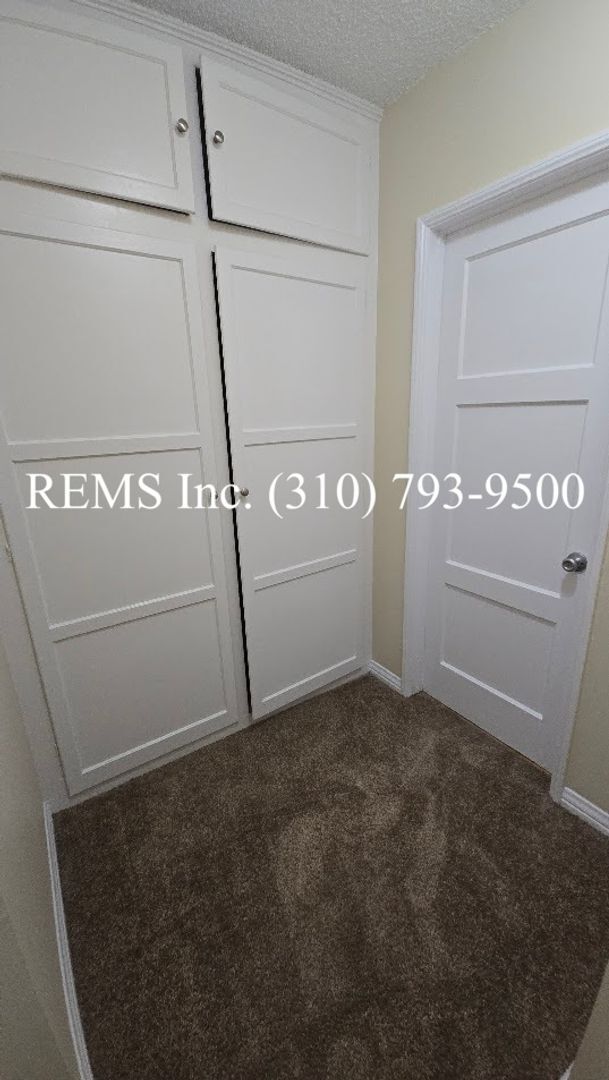 Building Photo - Bright Upstairs 1 Bedroom Apartment w/ Shared Garage Parking